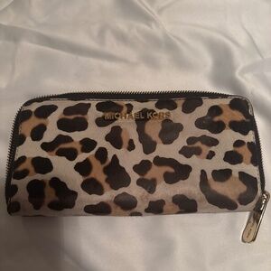Michael Kors Zip around wallet